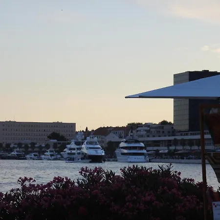Famous Promenade Riva Апартаменты Сплит